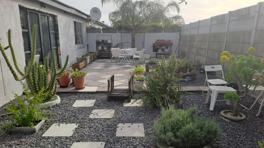3 Bedroom Property for Sale in Loucharmante Western Cape
